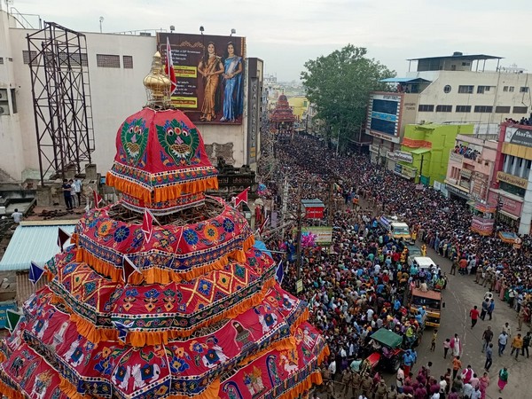 Devotees participate in procession on 11th day of Chithirai fest at Meenakshi temple (Photo/ANI)