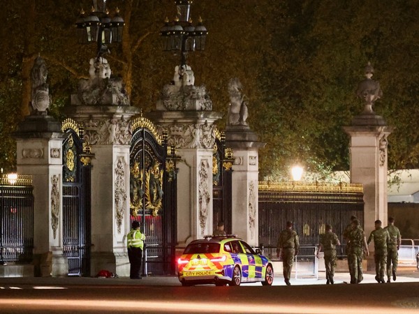 Police outside Buckingham Palace after the incident. (Photo/Reuters)