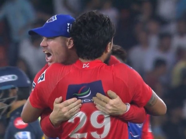 David Warner and Ishant Sharma (Photo: Twitter/IPL)