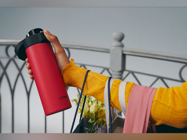 Vacuum Insulated Bottles Featuring One-Push Open Lid With Self-Locking Function