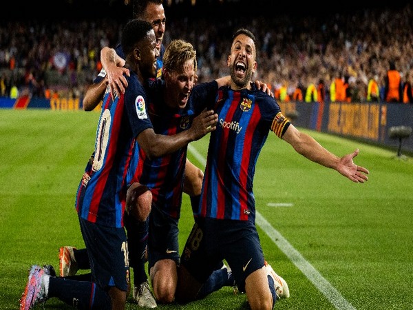 Jordi Alba celebrating with teammates after scoring against Osasuna.(Photo: Twitter/FCBarcelona)