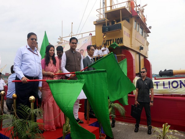 Shantanu Thakur flags off the cargo ship (Photo/ANI)