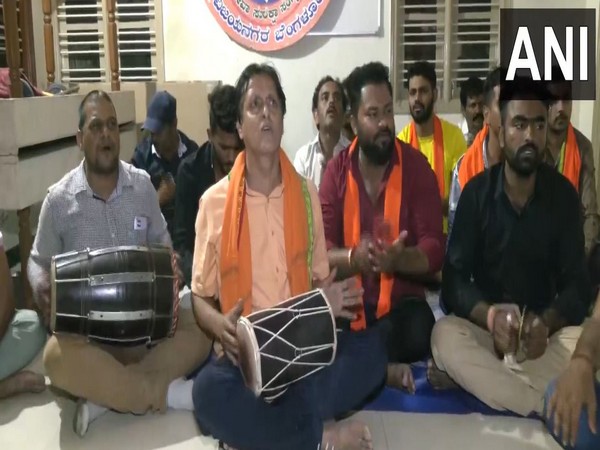 VHP and Bajrang Dal members (Photo/ANI)
