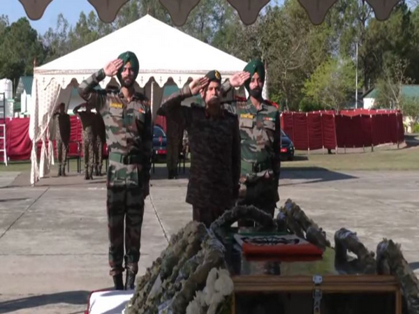 Northern Army Commander pays tribute to aviation technician. (Photo/ANI)
