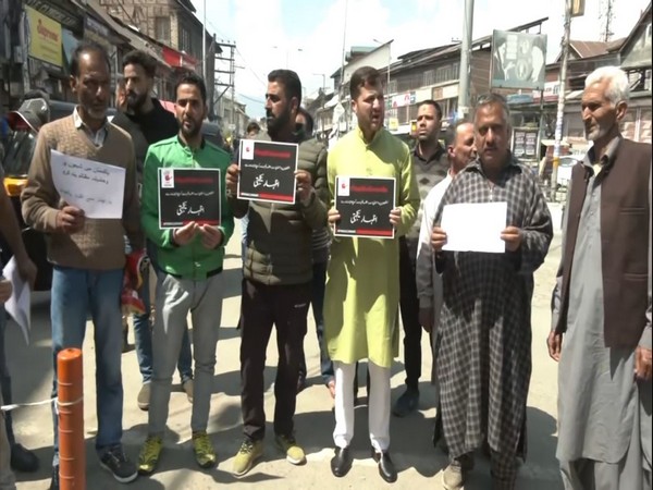 Protests in Srinagar's Alamgari Bazar, Zadibal area against killing of Shia teachers in Pakistan. (Photo/ANI)