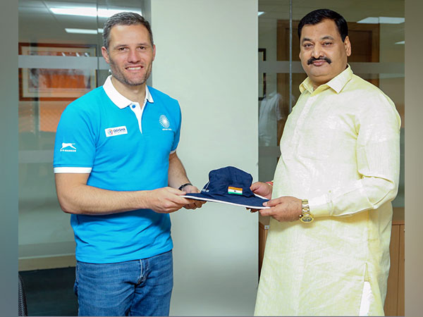 Rhett Halkett with Hockey India Secretary General Bhola Nath Singh (Photo/Hockey India)