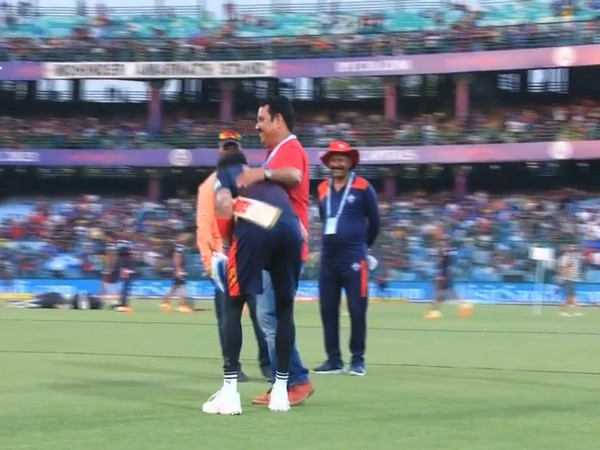 Virat Kohli meet coach Rajkumar Sharma (Image: Twitter/ IPL)