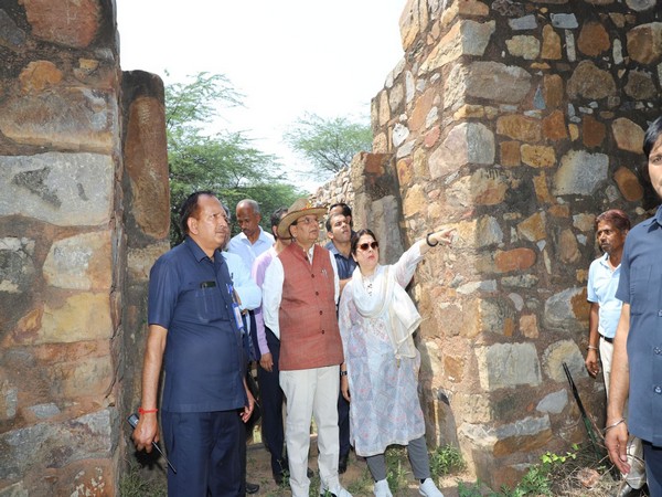 Delhi LG VK Saxena and Union Minister Meenakashi Lekhi inspecting Mehrauli Archaeological Park (Photo/ANI)
