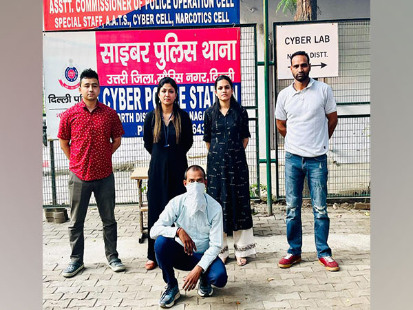 Delhi Police officials with arrested accused (Photo/ANI)