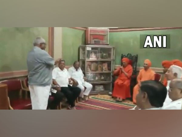 Congress leaders Jagadish Shettar, Shamanur Shivashankarappa meet Lingayat Seers (Photo/ANI)
