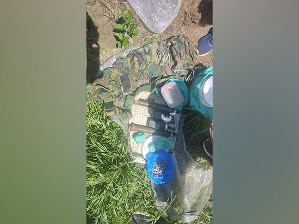 Pulwama Police recovers 5-6 kilograms IED (Photo/ANI)