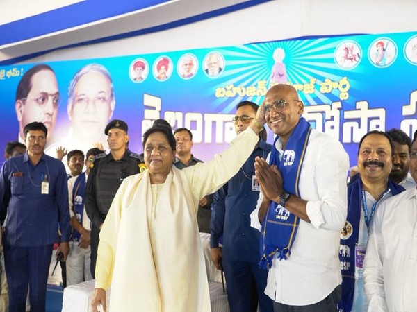 Mayawati with BSP Telangana chief RS Praveen Kumar (Photo:Twitter/RS Praveen)
