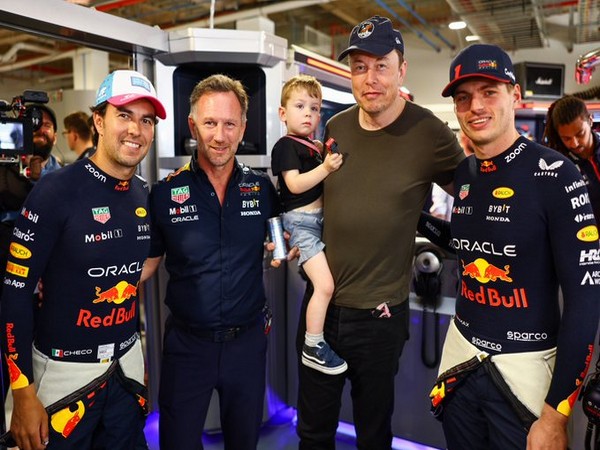 Sergio Perez, Christian Horner, Elon Musk and Max Verstappen (Twitter: Photo/@Racingnews2015)