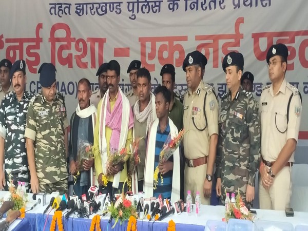 Five top Naxals surrenders before security forces (Photo/ANI)