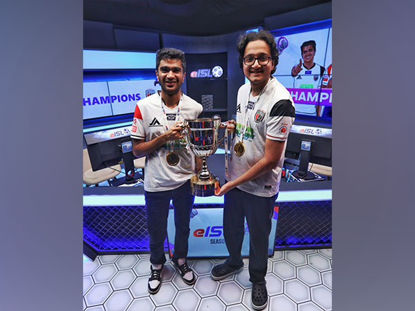 NorthEast United's Saransh Jain and Emaad Jameel Ahmed with eISL Trophy (Image: ISL)