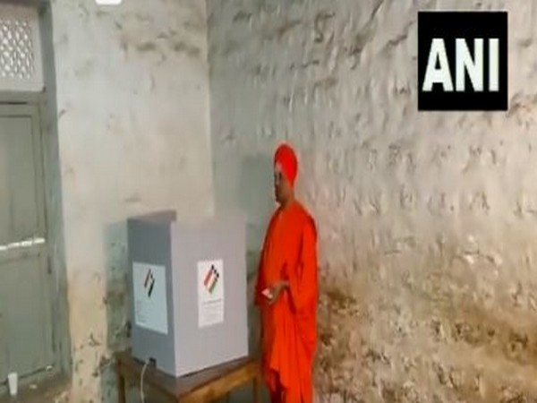 Siddalinga Swami of Siddaganga mutt casts vote (Photo/ANI)