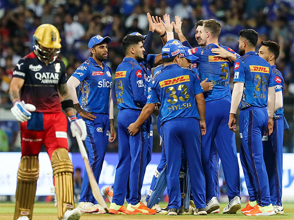 Mumbai Indians after getting Virat Kohli out (Twitter: Photo/mipaltan)