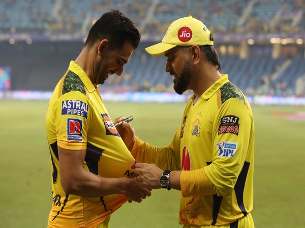 Deepak Chahar and Manhendra Singh Doni (Twitter: Photo/ChennaiIPL)