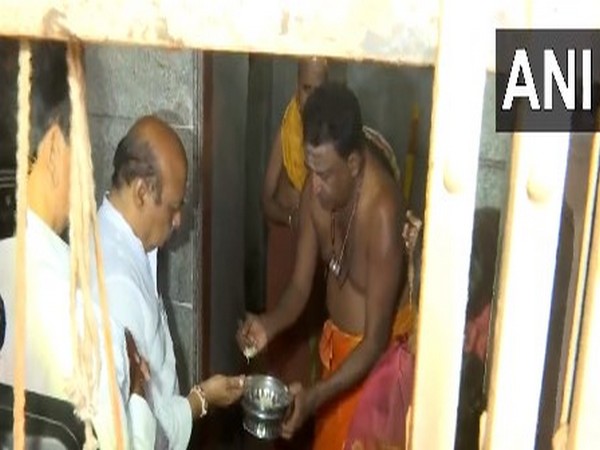 Karnataka CM Basavaraj Bommai offers prayers at a temple (Photo/ANI)