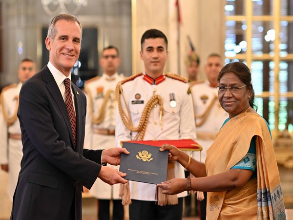 President Droupadi Murmu accepted credentials of US envoy Eric Garcetti. (Photo: Twitter//President's Secretariat)