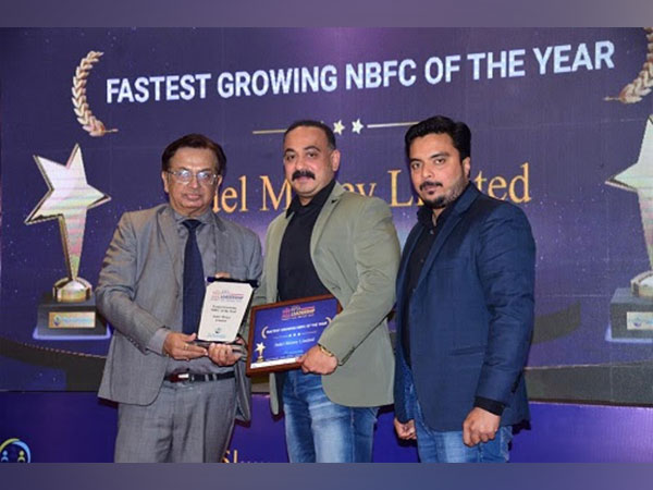 Mahesh Thakkar presenting an award to Umesh Mohanan (ED & CEO), and Jijith Raj (EVP & Business Head) Indel Money
