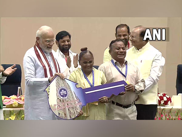 Prime Minister Narendra Modi handing over keys to eligible beneficiaries from Bhoomiheen Camp at Vigyan Bhawan, Delhi (File Photo/ANI)