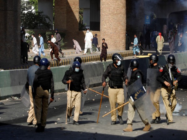 Police on road amid protests by Imran Khan's supporters. (Photo/Reuters)