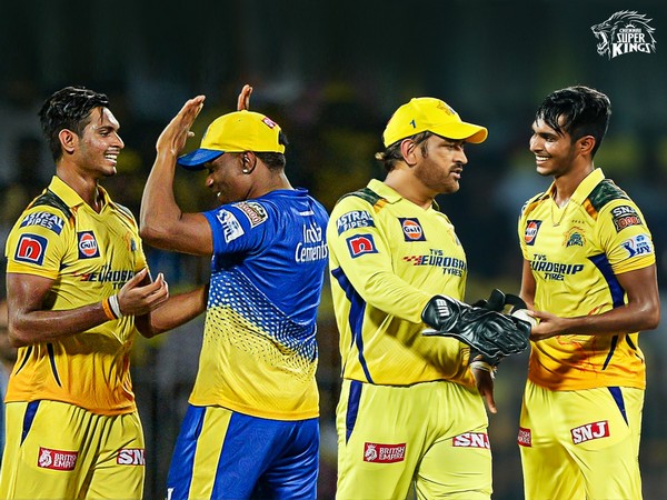 Matheesha Pathirana with Dwayne Bravo and Mahendra Singh Dhoni (Image: CSK Twitter)