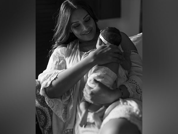 Bipasha Basu with her daughter, Devi (image source: Instagram)
