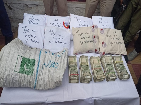 Jammu and Kashmir police recovers cash during an operation (Photo credit/J-K police)