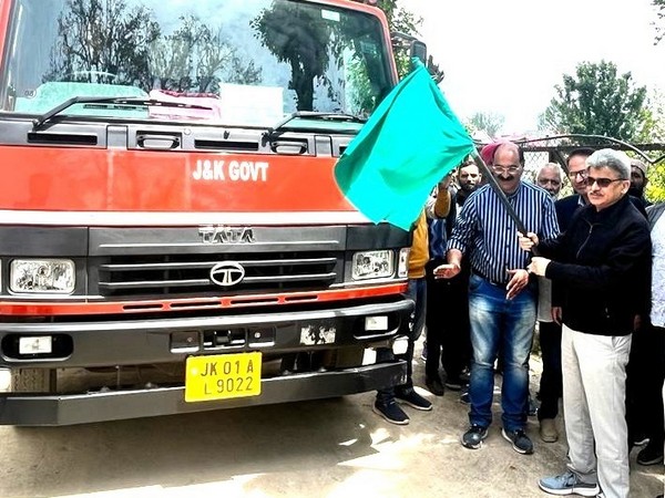 ACS Atal Dulloo flags off vegetable seedlings consignment to Gurez (Photo/DIPRJK)