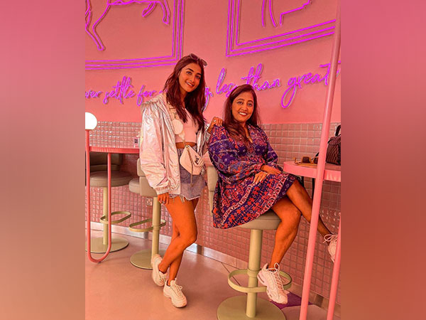 Pooja Hegde with her mother Lata Hegde(Image source: Instagram)