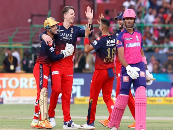 Royal Challengers Bangalore team celebrates the wicket (Image: IPL) 