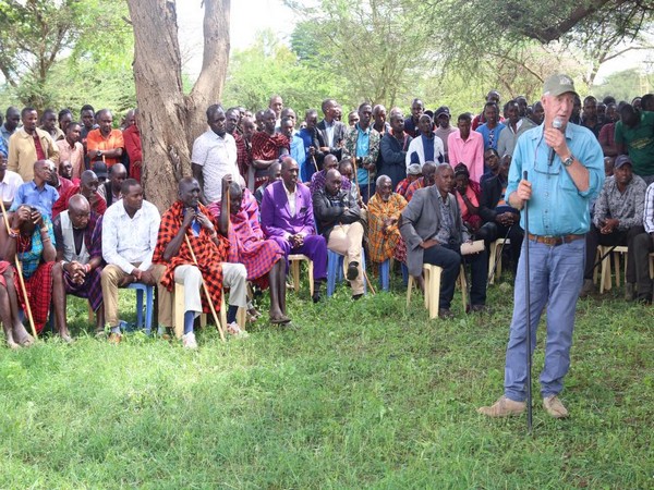 The Kenya Wildlife Service meets with local residents to address human-wildlife conflict in Kajiado South Sub County. (Photo Credit: Twitter/@Kwskenya)