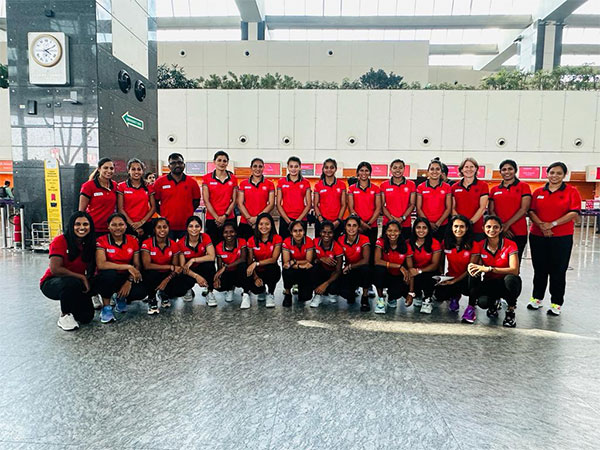 Indian women's hockey team at Bengaluru Airport (Image: HI media)