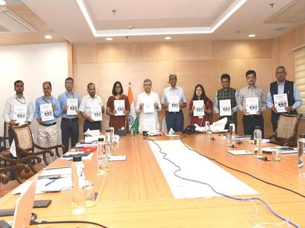 Union Railway Minister Ashwini Vaishnaw (centre) (Photo/ANI)