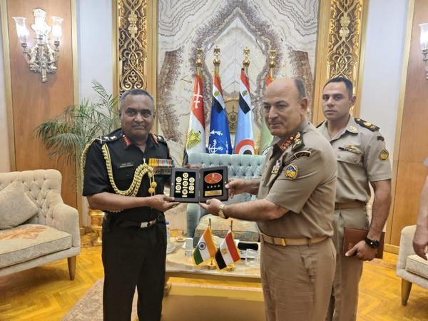 Indian Army Chief General Manoj Pande, his Egyptian counterpart Lt General Osama Ahmed Roshdy Abdullah Askar (Source: Twitter/@adgpi)