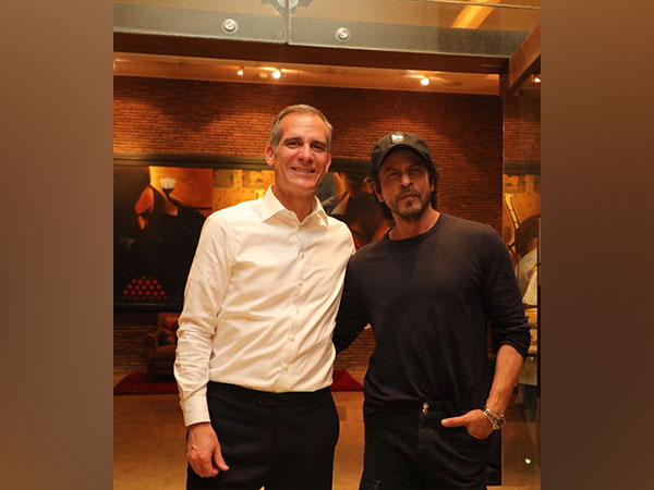 US Envoy Eric Garcetti meets Shah Rukh Khan. (image source: Twitter)
