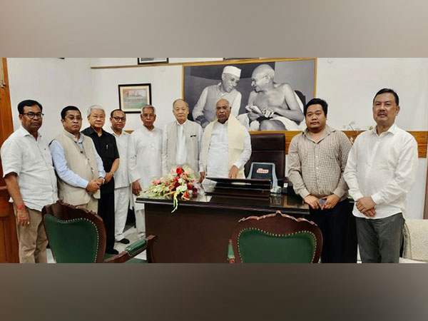 Mallikarjun Kharge with delegation of Manipur Congress (Photo Courtesy: Mallikarjun Kharge/Twitter)