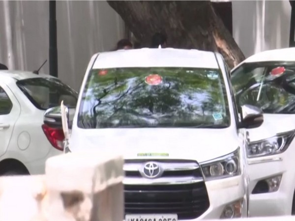Siddaramiah leaves Sonia Gandhi's residence (Photo/ANI)