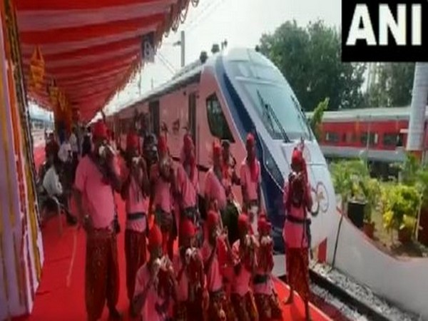 Folk artists performing at Odisha's Puri railway station (Photo/ANI)