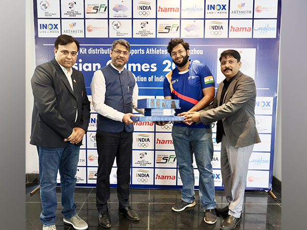 Kalyan Chaubey (second from left) presenting the kit. (Photo- ESFI)
