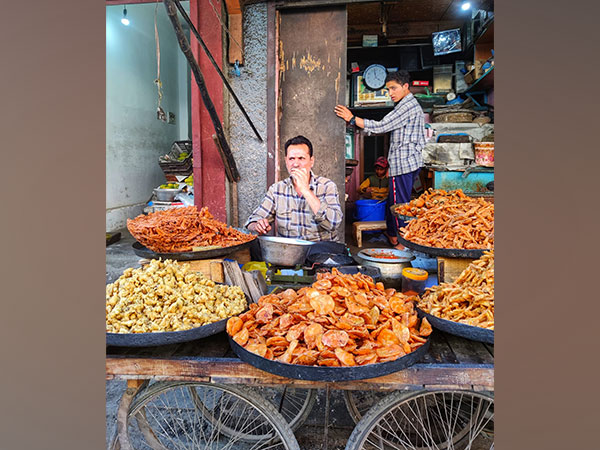 Kashmir Bloggers and their love for Kashmiri street food (Photo/ANI)