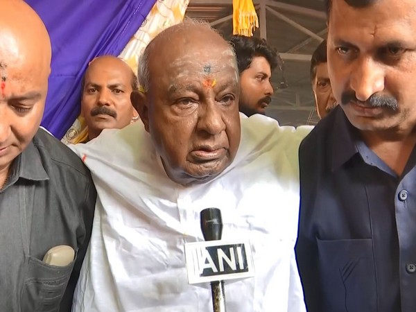 Former PM HD Devegowda offers prayers at Sri Lakshmi Venkateshwar (Photo/ANI)