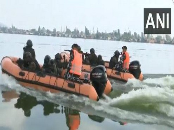 CRPF Commandos conduct special drill in Dal Lake( Photo/ANI)