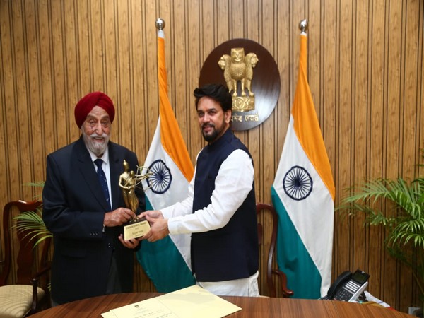 Sports Minister Anurag Thakur felicitating Sarpal Singh with Dronacharya Award (Image: SAI media)