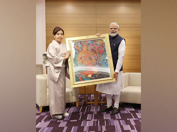 PM Modi meets Japanese painter Hiroko Takayama (Source: Twitter/@MEAIndia)