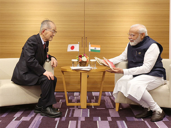 PM Modi interacts with Japanese author Tomio Mizokami (Source: Twitter/@narendramodi)