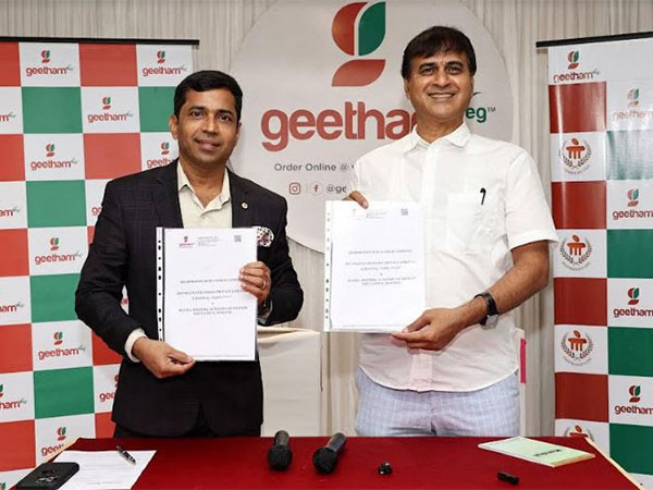 Dr Chef K. Thirugnanasambandham, Principal, WGSHA and Murali N Bhat, MD, GVR Foods are exchanging the MoU at Chennai