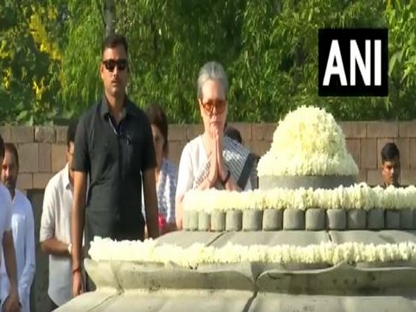 Sonia Gandhi pays homage to former PM Rajiv Gandhi (Photo/ANI)